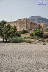 Frangokastello widziany z&nbsp;plaży robi imponujące wrażenie