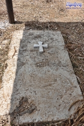 Samotny grób przed wejściem