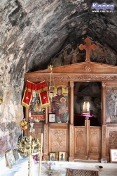 Skromne wnętrze kapliczki