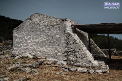 Mała kapliczka sprawia wrażenie opuszczonej