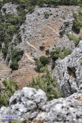 Szlak prowadzący na dno wąwozu Aradena z daleka...