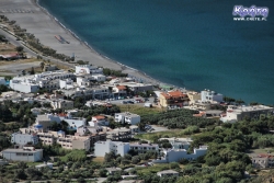 Plakias szczyci się długą i szeroką plażą