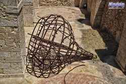 Pozostałości metalowego szkieletu kopuły meczetu