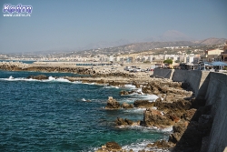 Skalisty brzeg na zachód od miejskiej plaży 