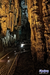 Przez jaskinię wiedzie wytyczona ścieżka
