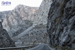 O tej porze dnia przez wąwóz mkną tylko pojedyncze samochody