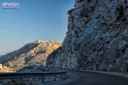 W promieniach zachodzącego słońca wąwóz wygląda groźnie