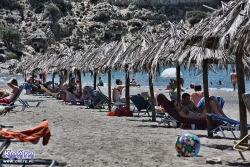 Plaży uroku dodają palmowe parasole