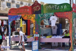 Jeden ze straganów z T-Shirtami