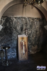 Skromne wnętrze kapliczki