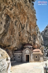 Kapliczka wbudowana w skałę