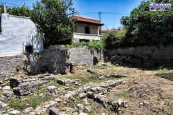 Niewielkie wyklopaliska znajdujące się obok głównego parkingu