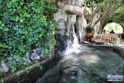 Jedna z wielu działających tu tawern