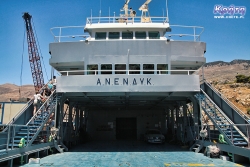 Na promie płynącym do Paleochory zmieści sie kilka samochodów