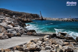 Większa część wybrzeża portu to mało przyjazny skalisty brzeg