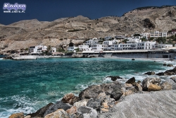 Tylko w centralnej części portu znajduje sie niewielka żwirkowa plaża