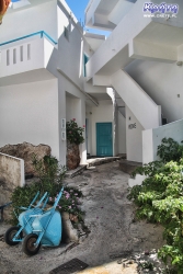 Nawet kolor lokalnych pojazdów, czyli taczek, został dostosowany do barw Loutro