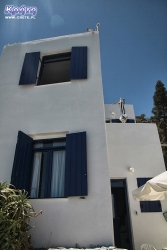 W Loutro dominują greckie barwy: biel i różne odcienie błękitu