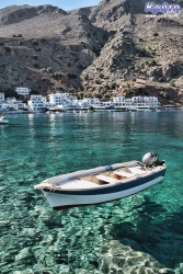 Krystalicznie czysta woda sprawia, że łódki wydają się lewitować