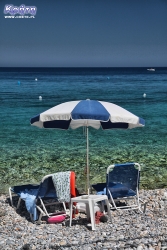 W centrum miejscowości znajduje się niewielka wąska kamienista plaża