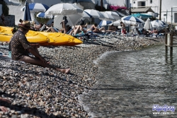 Plaża w Loutro to wąski pas gładkich kamieni