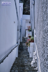 Strome schodki i wąskie przejścia to jedyne przestrzenie oddzielające kolejne hotele