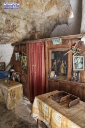 Równie skromne wnętrze kościółka