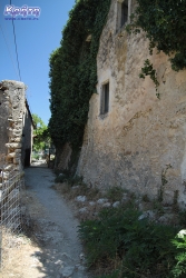 Niewielka ścieżka przecinająca dawną wioskę